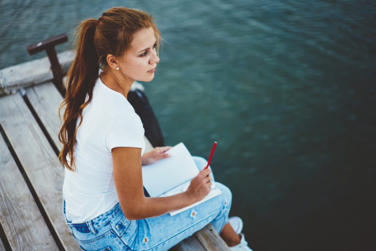 femme assise sur un quai