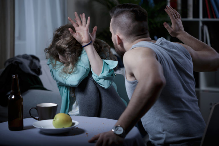 un homme alcoolique a levé la main sur une femme