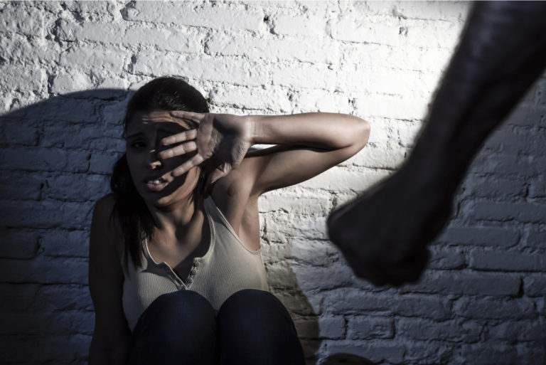femme agressée par un homme
