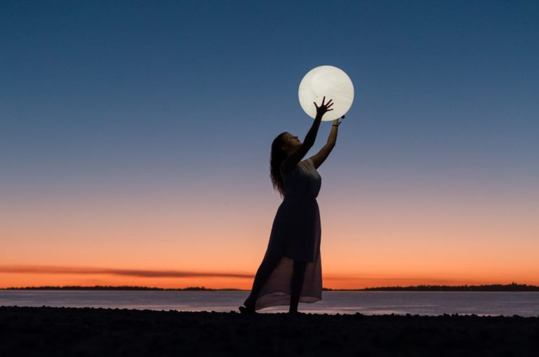 silhouette de femme la nuit