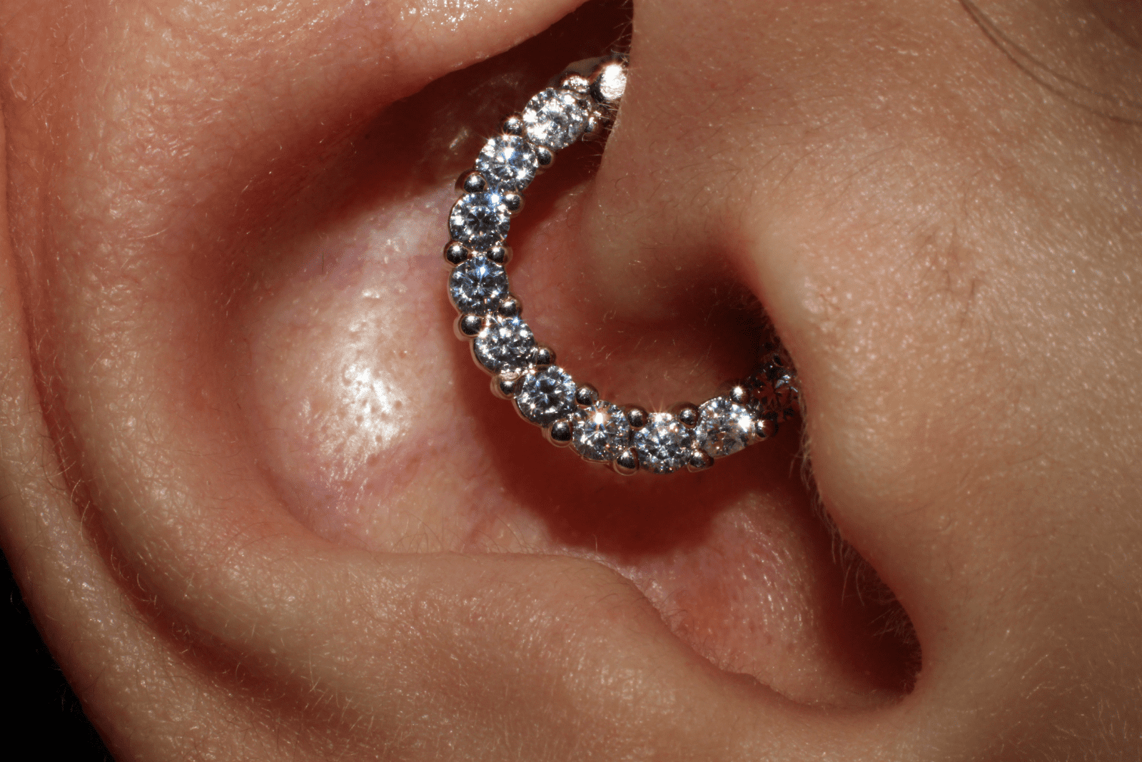 femme avec piercing au cartilage de l'oreille