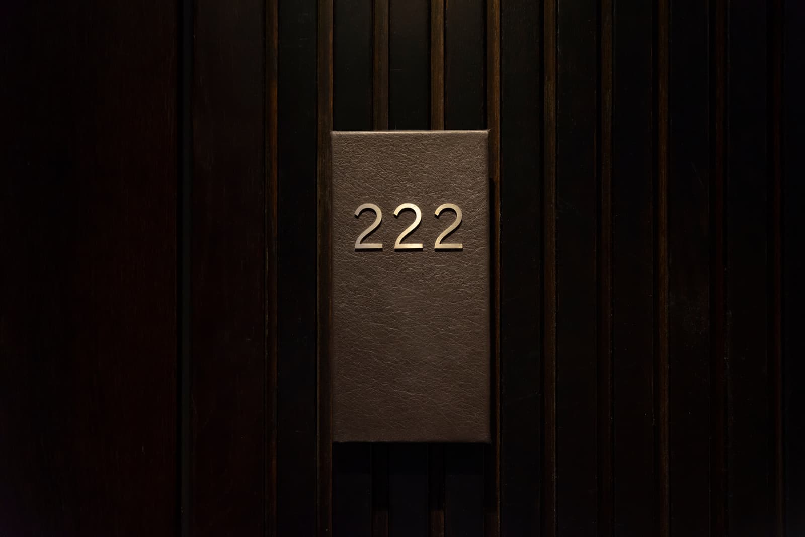 numéro 222 sur la porte de la chambre