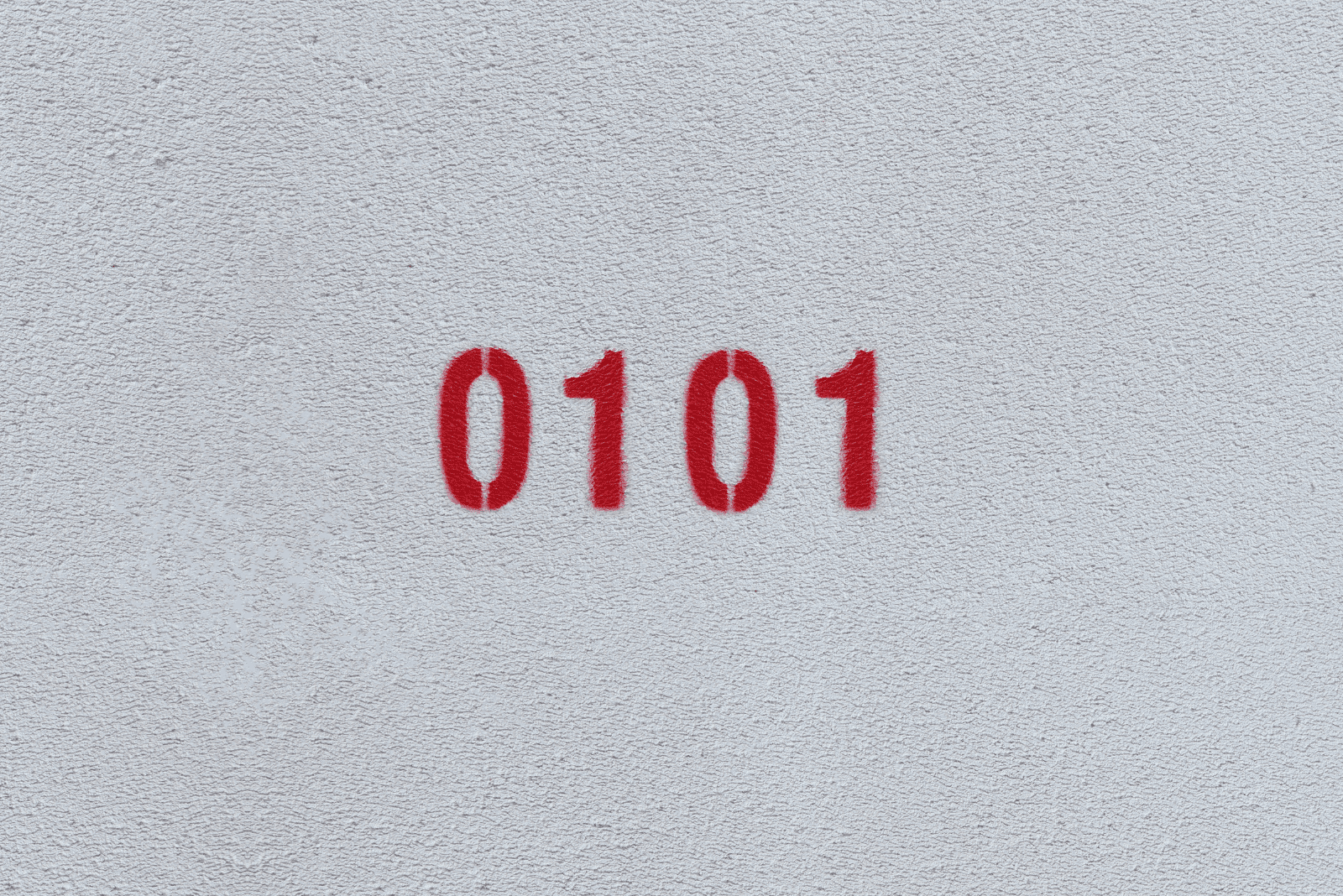 0101 sur un mur gris