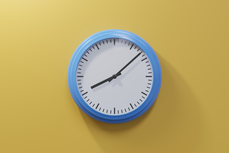 une horloge bleue sur un mur jaune