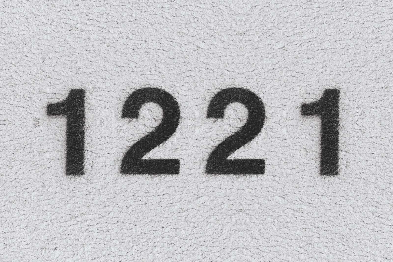1222 sur un mur gris