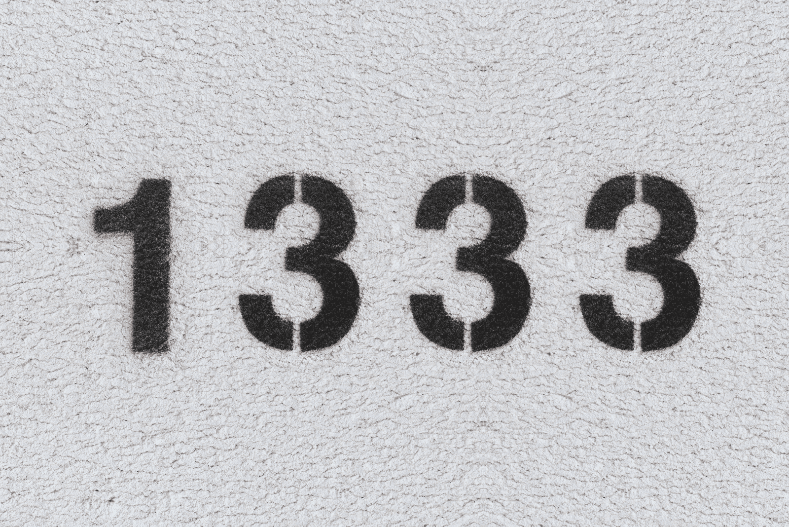 1333 sur un mur gris