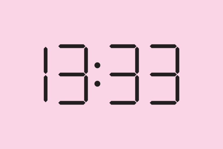 13h33 sur fond rose