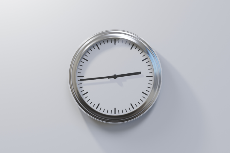 horloge grise sur le mur