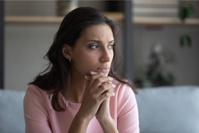 femme assise sur un canapé