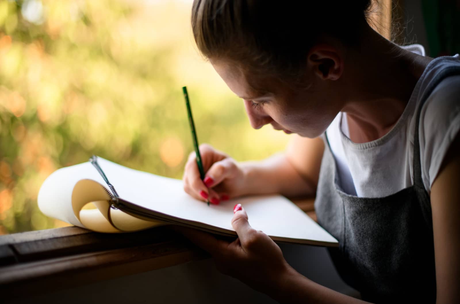 femme dessine sur papier