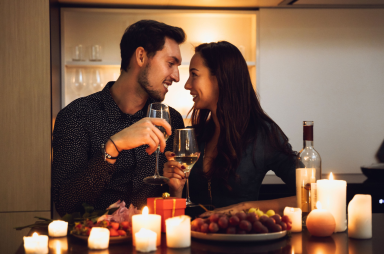 couple en train de dîner à la maison