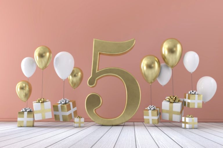 Composition de fête d'anniversaire numéro 5 avec des ballons