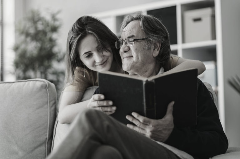 fille embrasse son père
