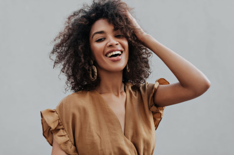 La Femme Qui attire tous les hommes souriante