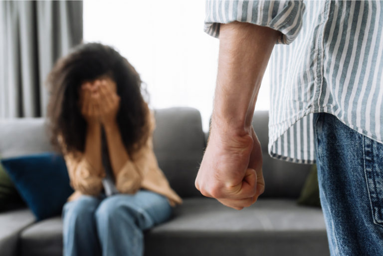 jeune couple qui se bat