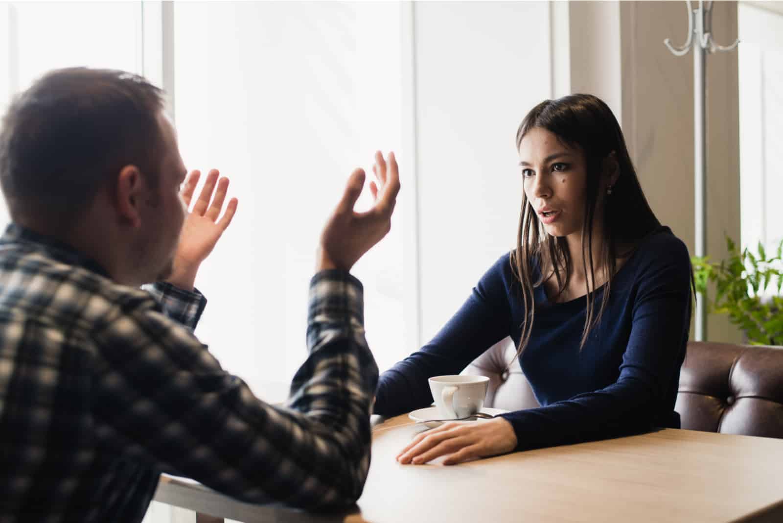 couple se disputant au café