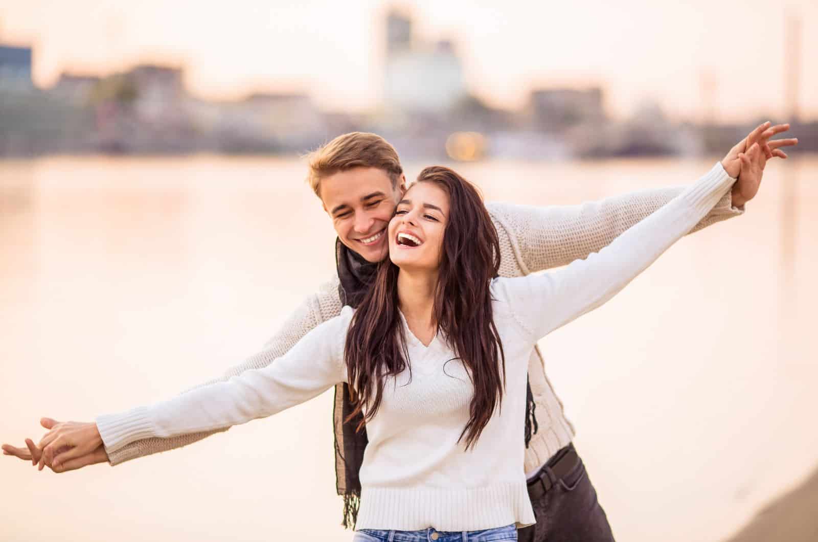Jeune couple aimant marchant sur la plage en automne