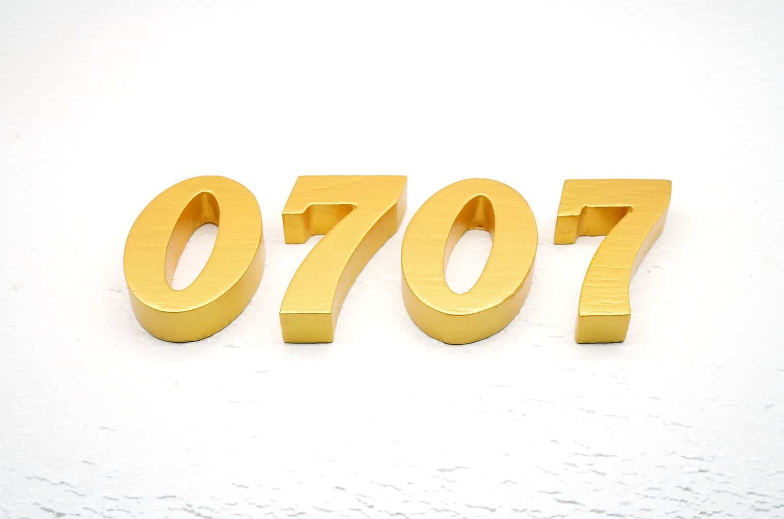 Le numéro 0707 est en teck peint en or