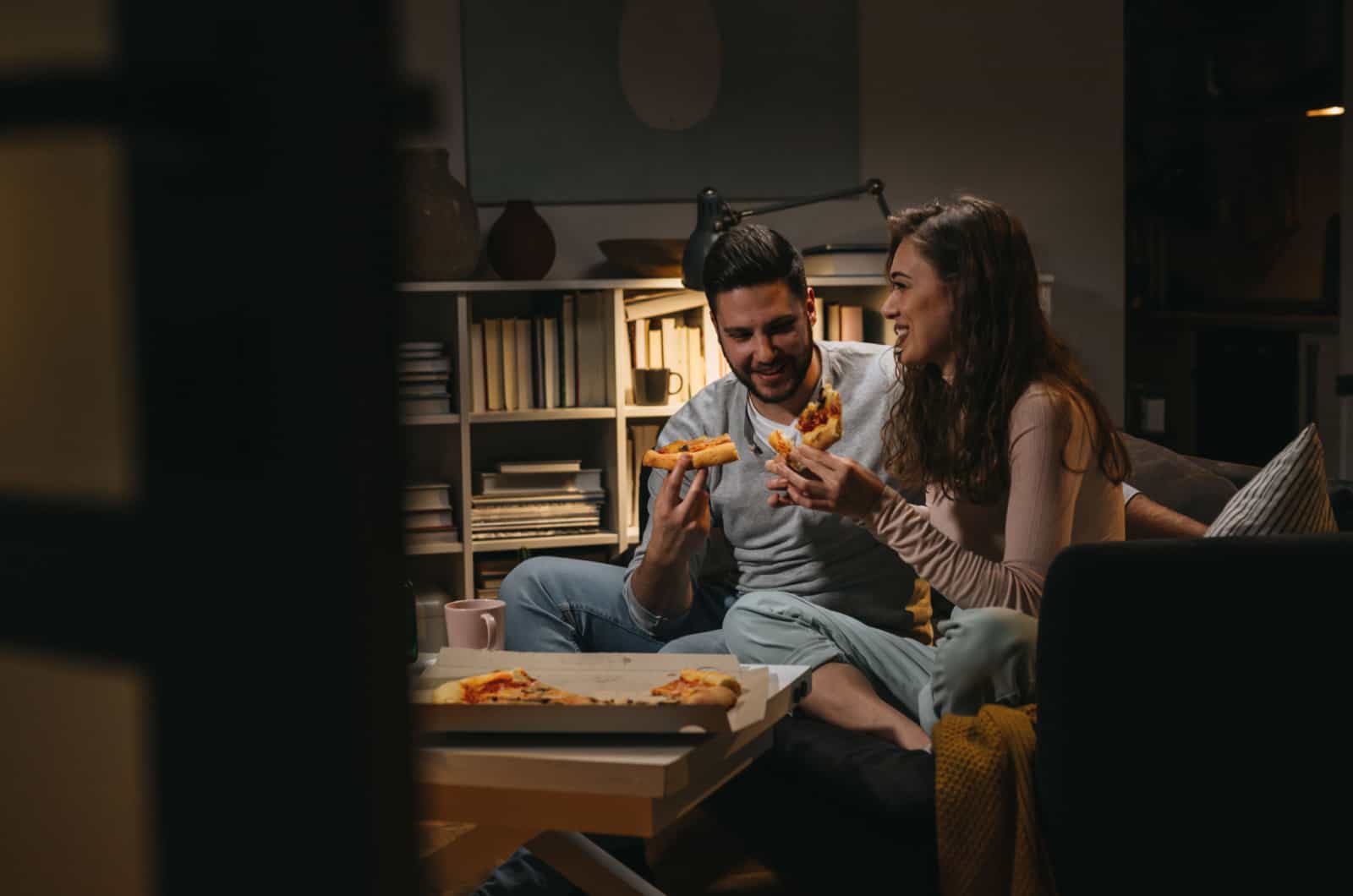 couple ayant une pizza à la maison