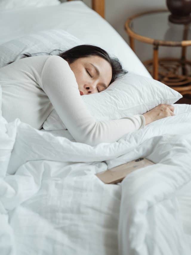 femme dormant et rêvant pendant que les vêtements de lit