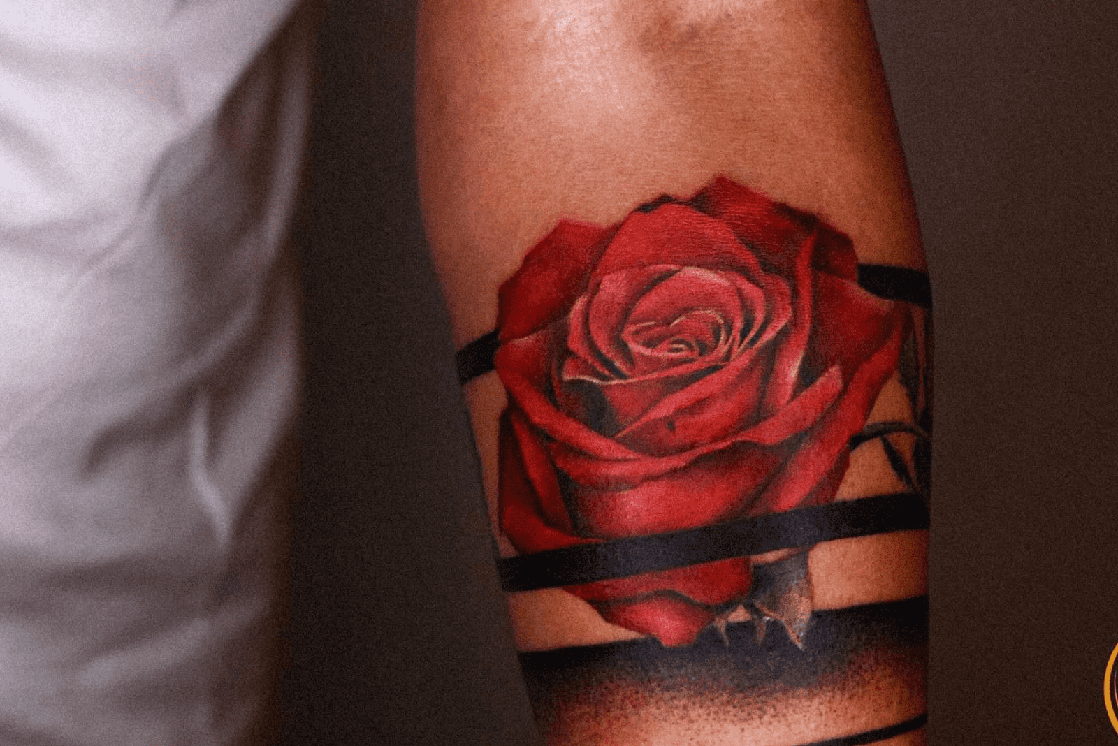 main masculine avec tatouage de rose