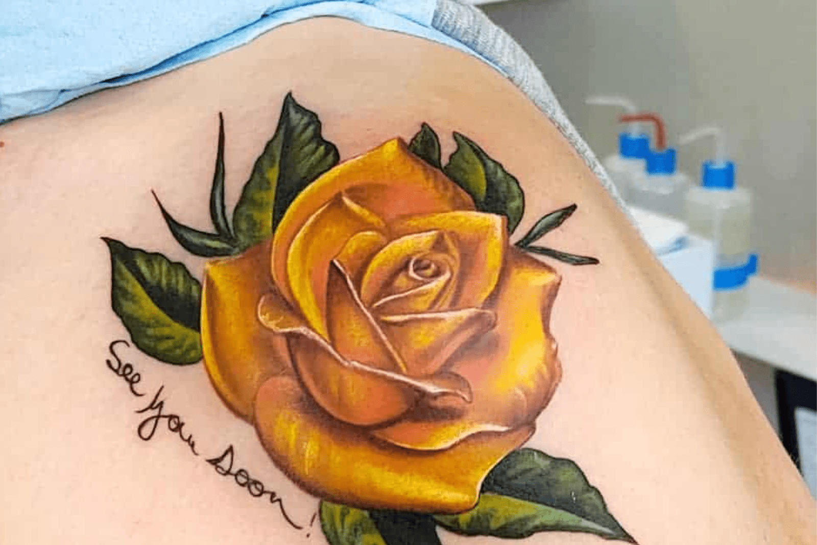 rose jaune tatouée sur le bras