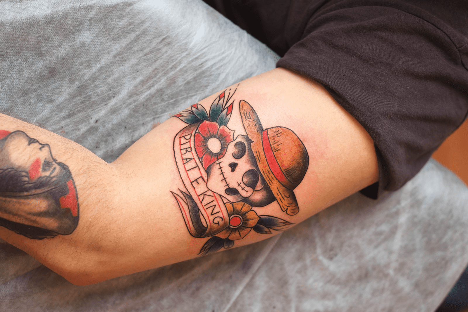 tatouage sur le bras d'un homme