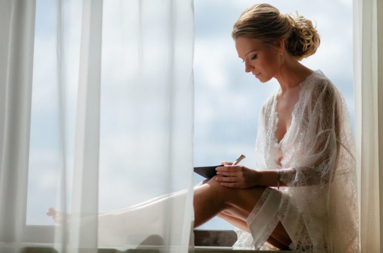 femme écrivant des voeux de mariage