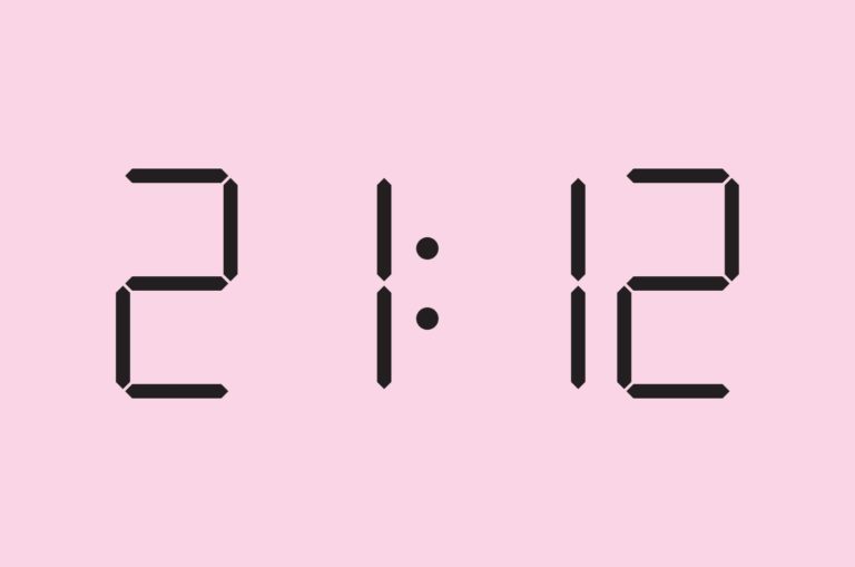 Gros plan de l'horloge numérique affichant 21:12