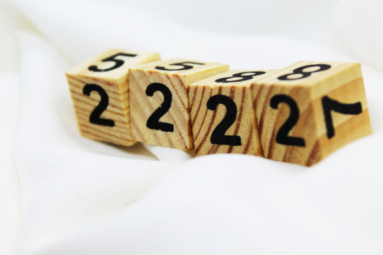 numéro deux sur quatre cubes