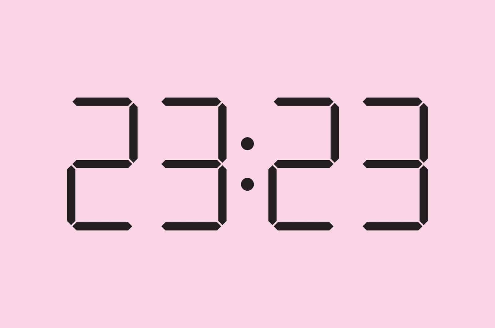 Gros plan de l'horloge numérique affichant 23h23