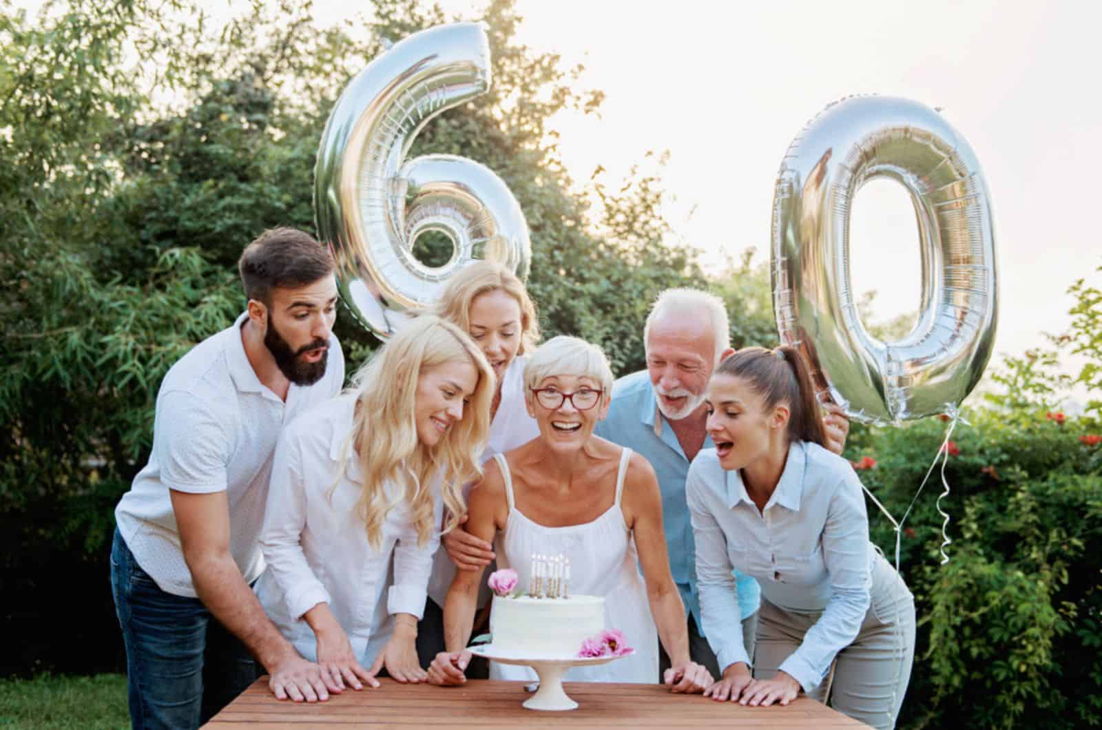 Famille célébrant un 60e anniversaire, avec des ballons et des gâteaux