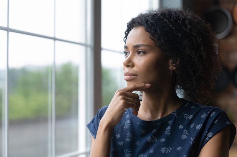 femme debout près de la fenêtre