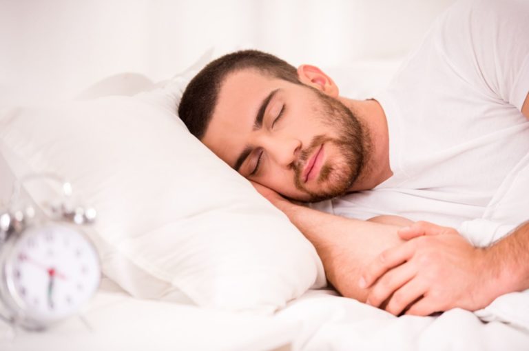jeune homme qui dort dans son lit