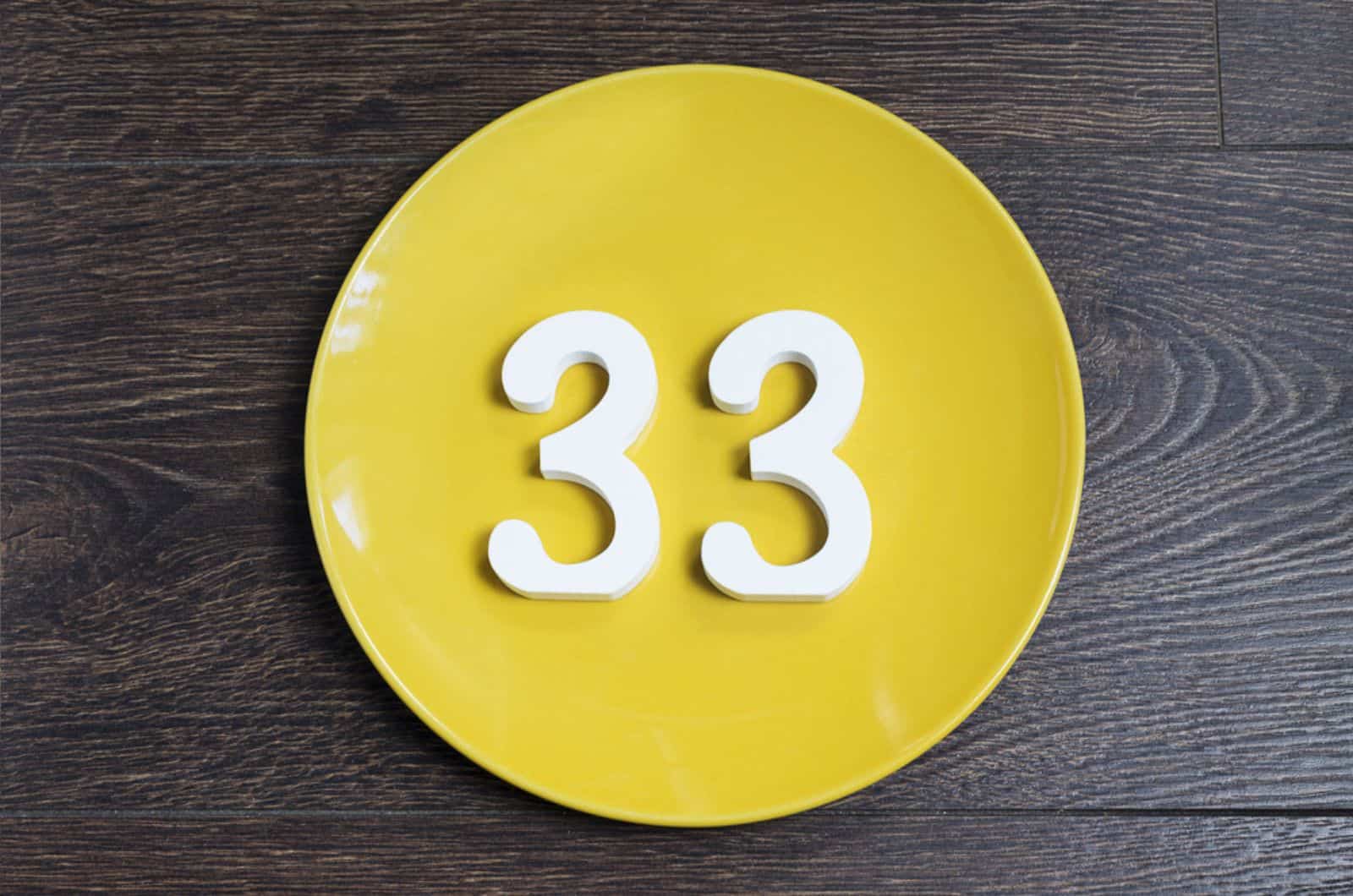Figure trente-trois à la plaque jaune