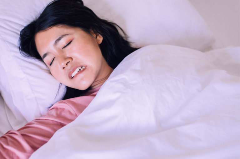 femme qui grince des dents en dormant