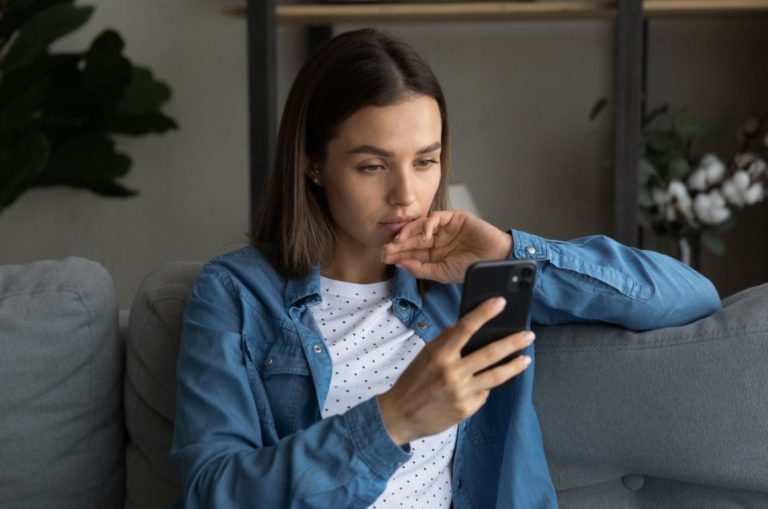 jeune femme inquiète regardant un téléphone portable