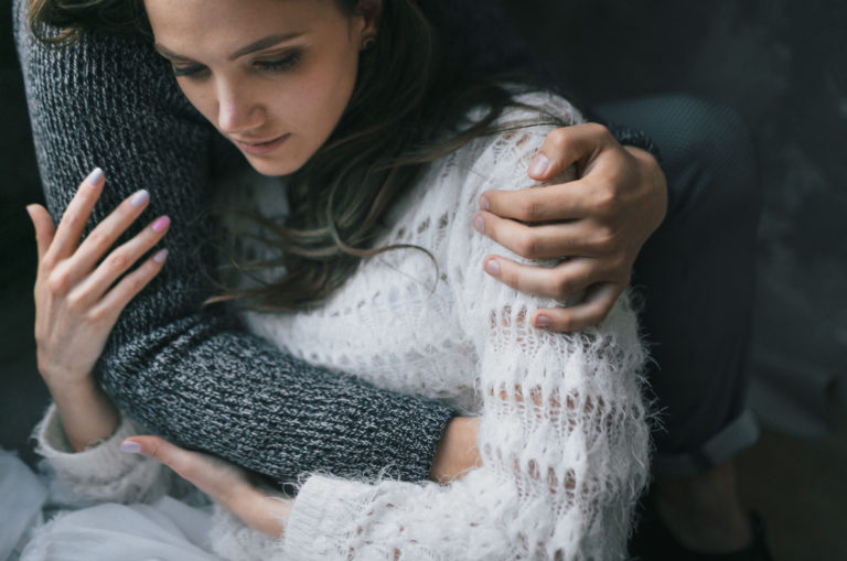 Homme étreignant une femme