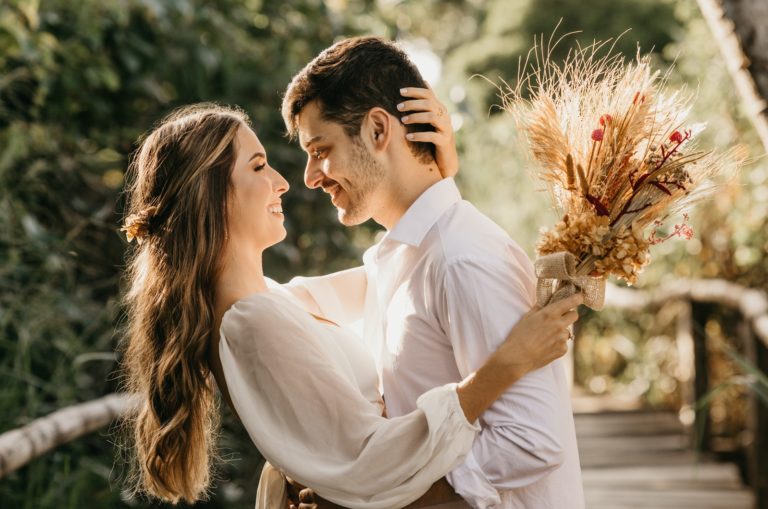 couple d'amoureux posant pour une photo