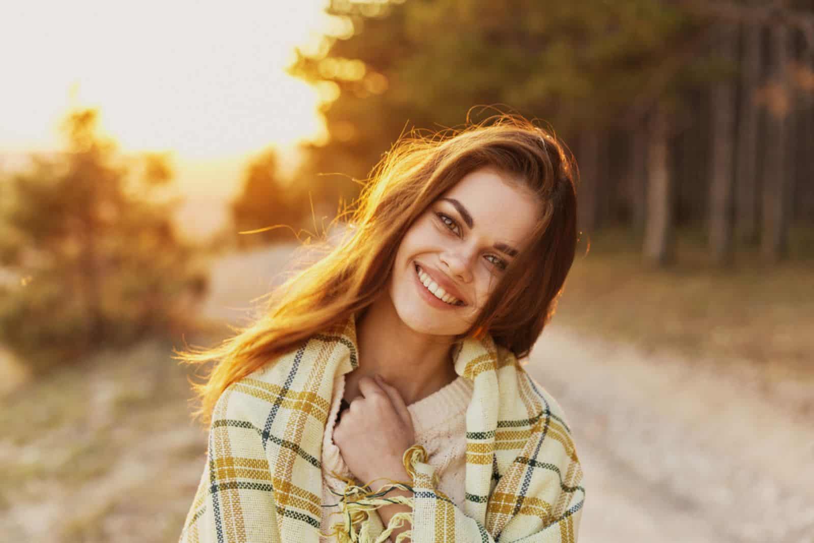 heureuse jeune femme souriante en plein air