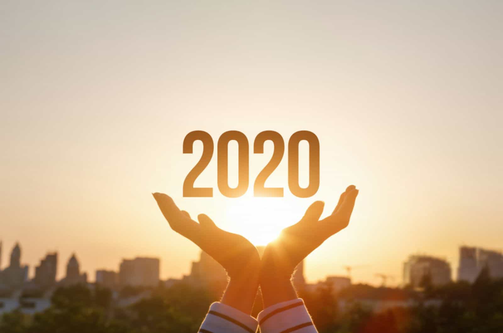 Les mains montrent 2020 sur fond de coucher de soleil