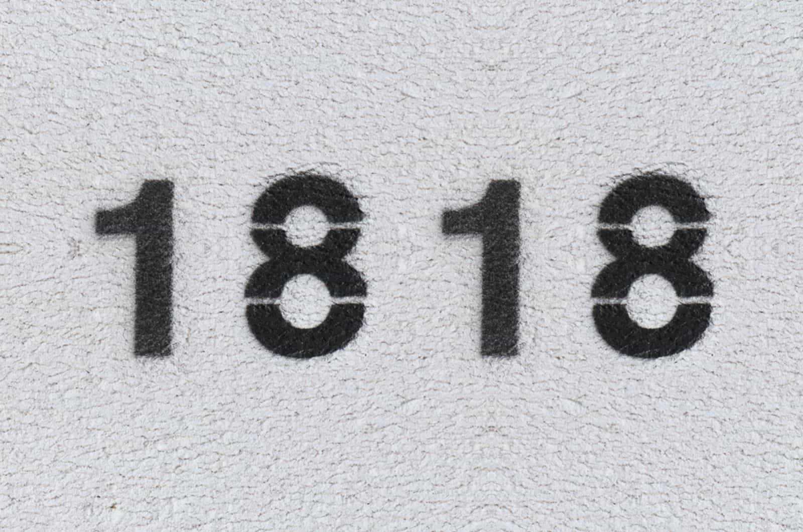 Numéro noir 1818 sur le mur blanc