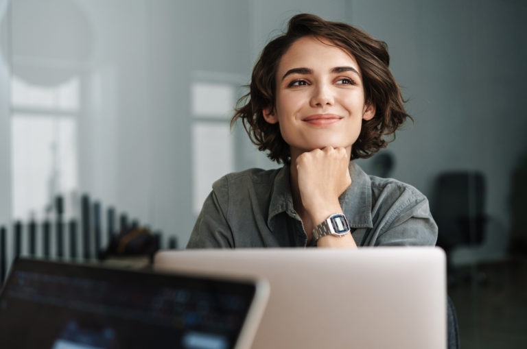 femme souriante au travail