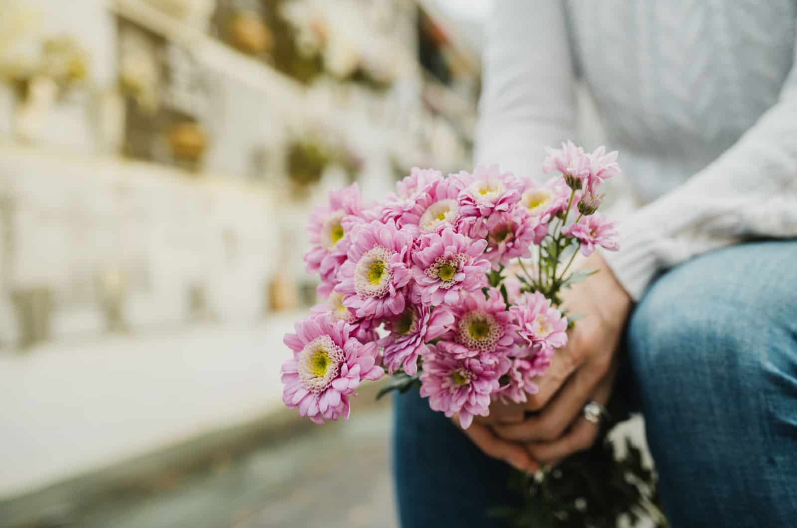 femme tenant des fleurs