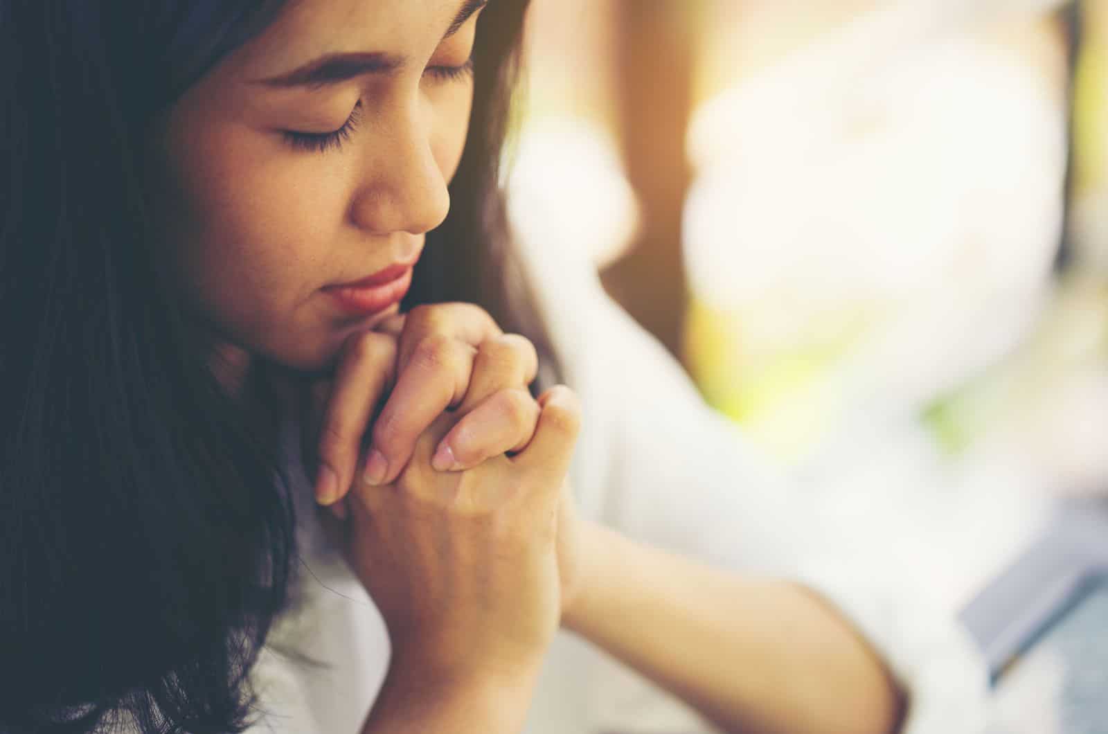jeune femme priant seule
