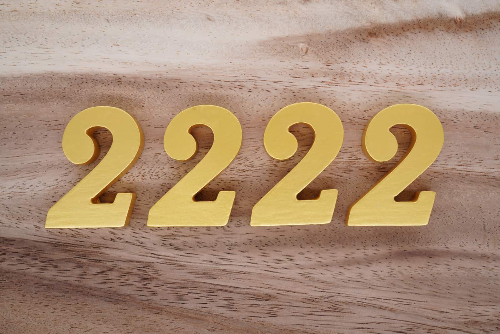 nombre d'or 2222 sur table