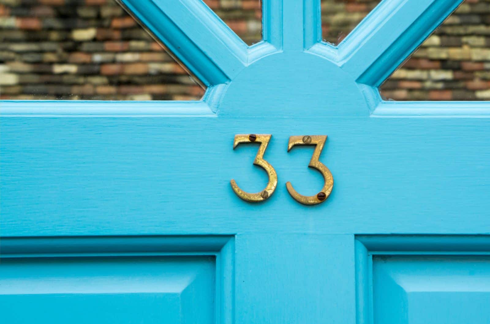 numéro 33 sur la porte de la maison