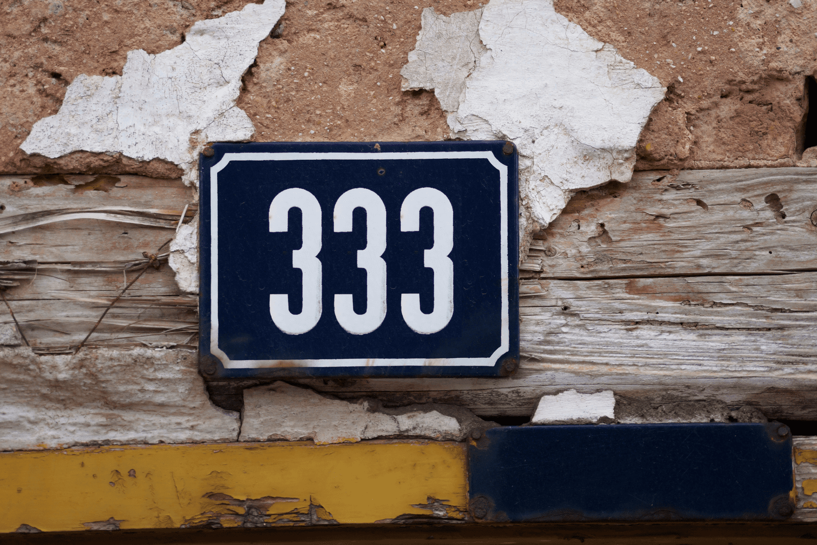 numéro 333 sur le mur de la maison