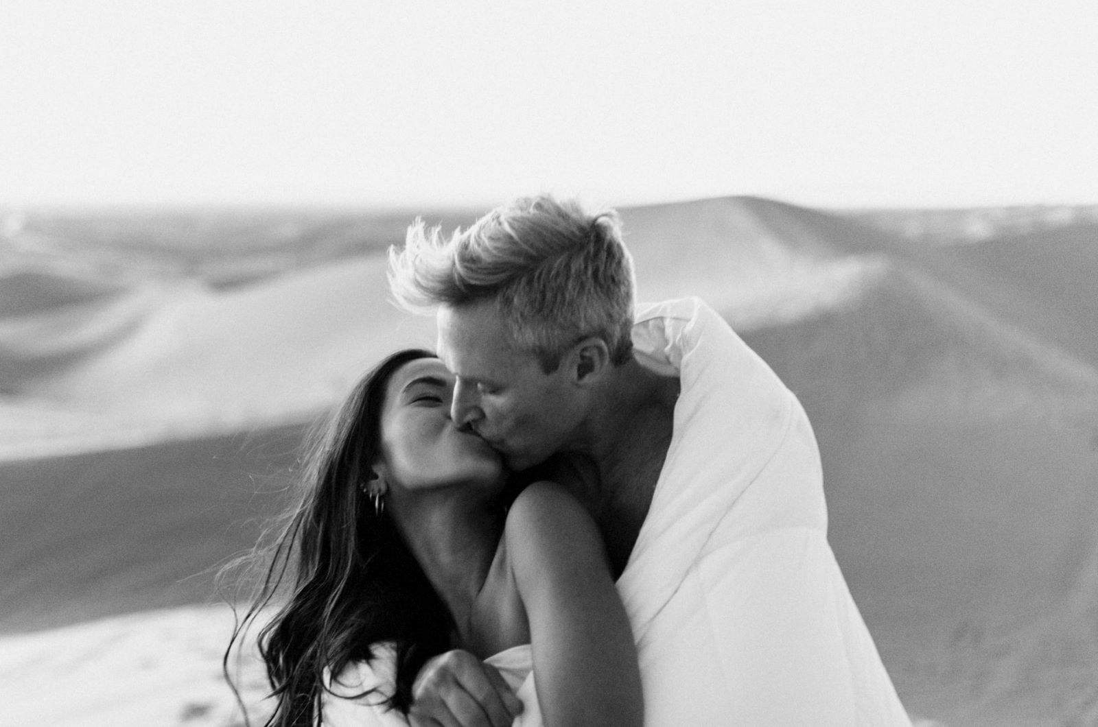 photo noir et blanc d'un couple amoureux