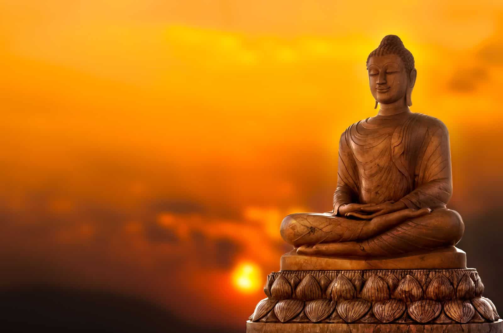 statue de bouddha au coucher du soleil